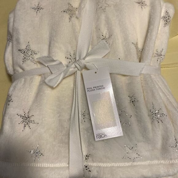 Nordstrom Rack Foil Print Stars Plush Throw Holiday Blanket NWT - 50"x60" - Picture 5 of 8